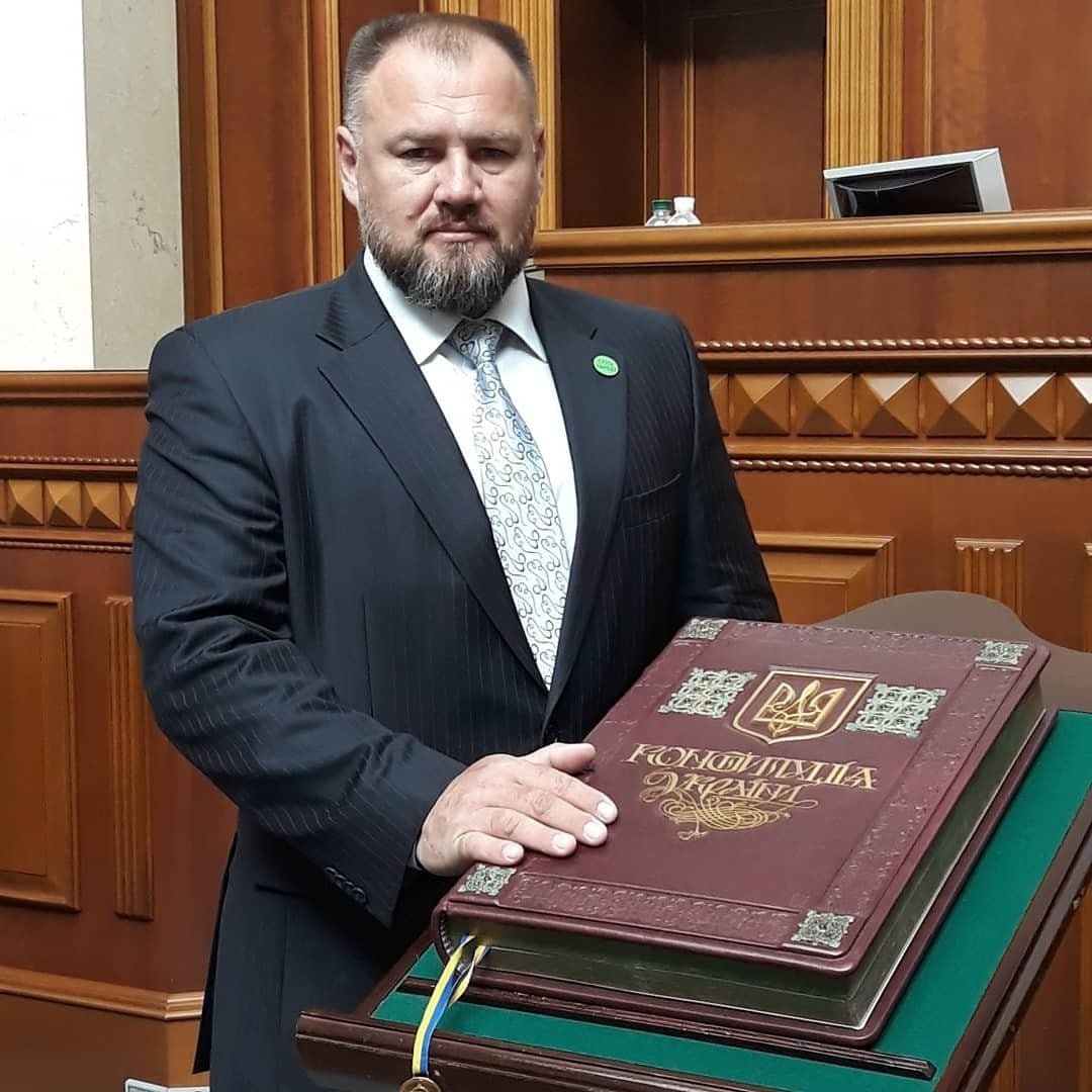 Ілюстрація до публікації «Нардеп від фракції «Слуга народу» Володимир Захарченко з Кривого Рогу разом із дружиною безкоштовно користуються квартирою скандального ексголови Нацкомісії з регулювання ринків…»