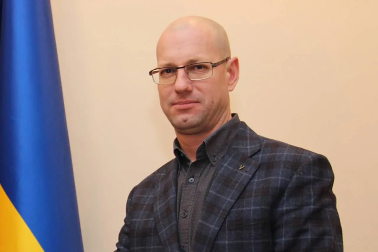 Ілюстрація до публікації «Заступник начальника Служби відновлення інфраструктури Закарпаття, колишній очільник Закарпатської митниці та кандидат на посаду голови Держмитслужби Станіслав Балуєв тримає…»