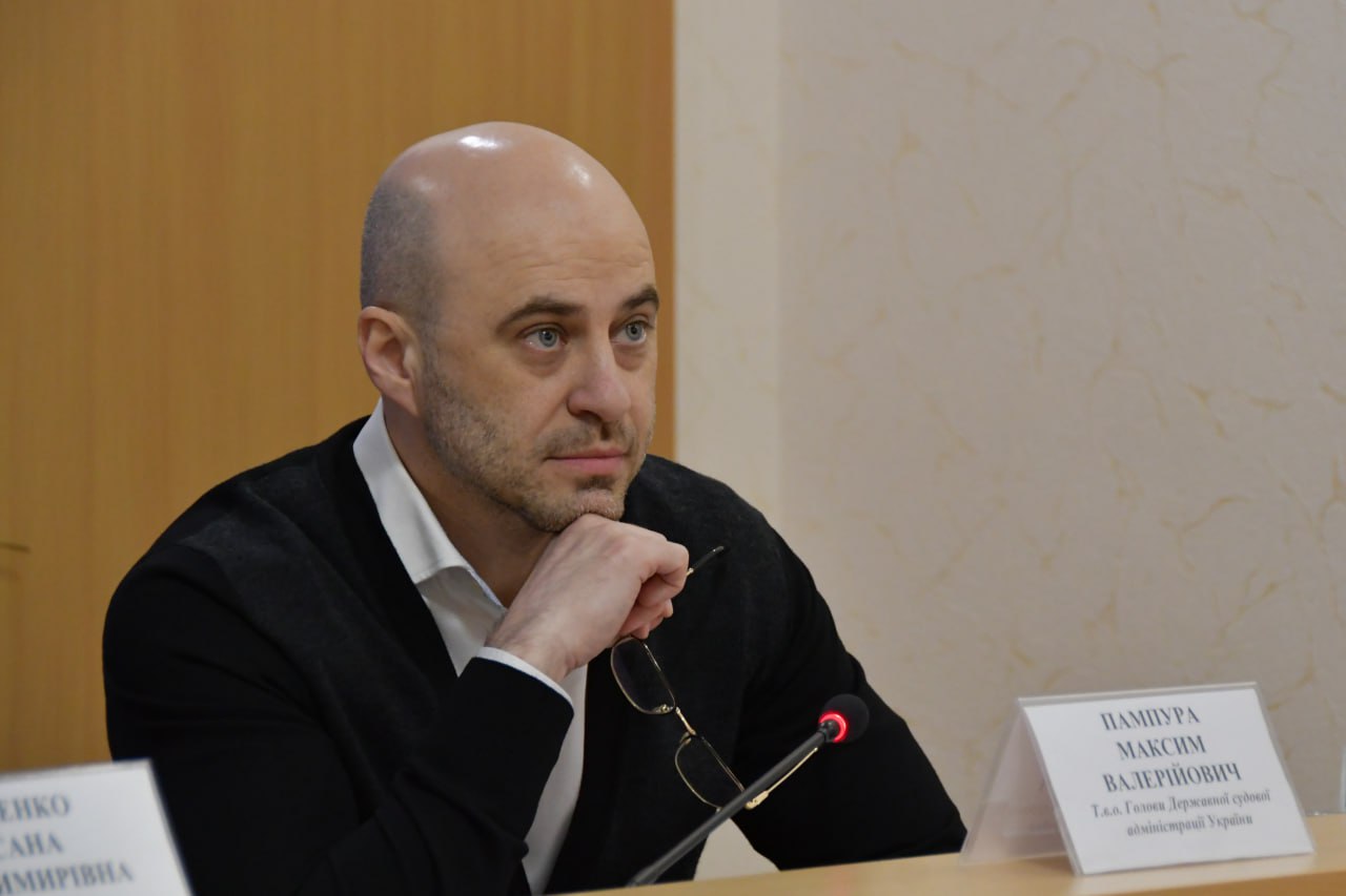 Ілюстрація до публікації «В.о. головы ДСА Максим Пампура, який є опонентом такого ж "керівника" Віктора Кощинця на конкурсі, має проблеми через російське громадянство свого тестя.»
