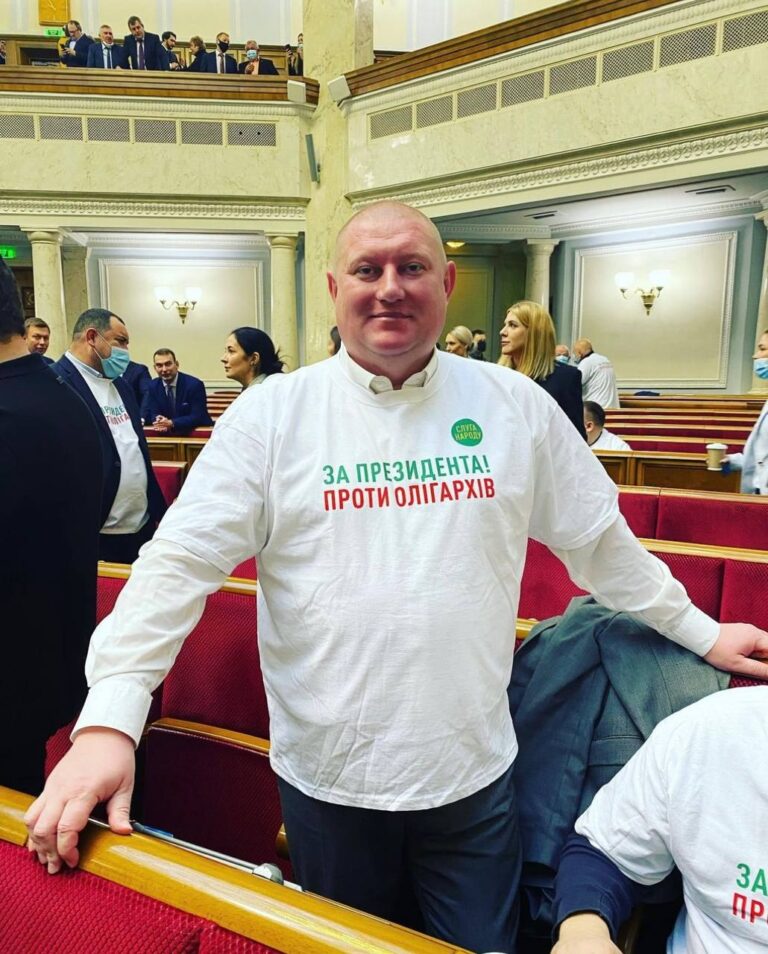 Ілюстрація до публікації «Нардеп Володимир Ватрас від "Слуги народу" збагачується під час війни за допомогою дружини Оксани»