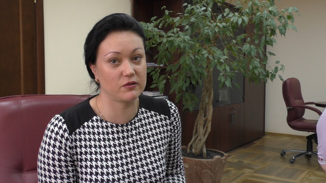 Ілюстрація до публікації «Заступниця директора департаменту охорони здоровʼя Одеської міськради Олена Бабалик при звільненні вказала, що набула золоті злитки.»