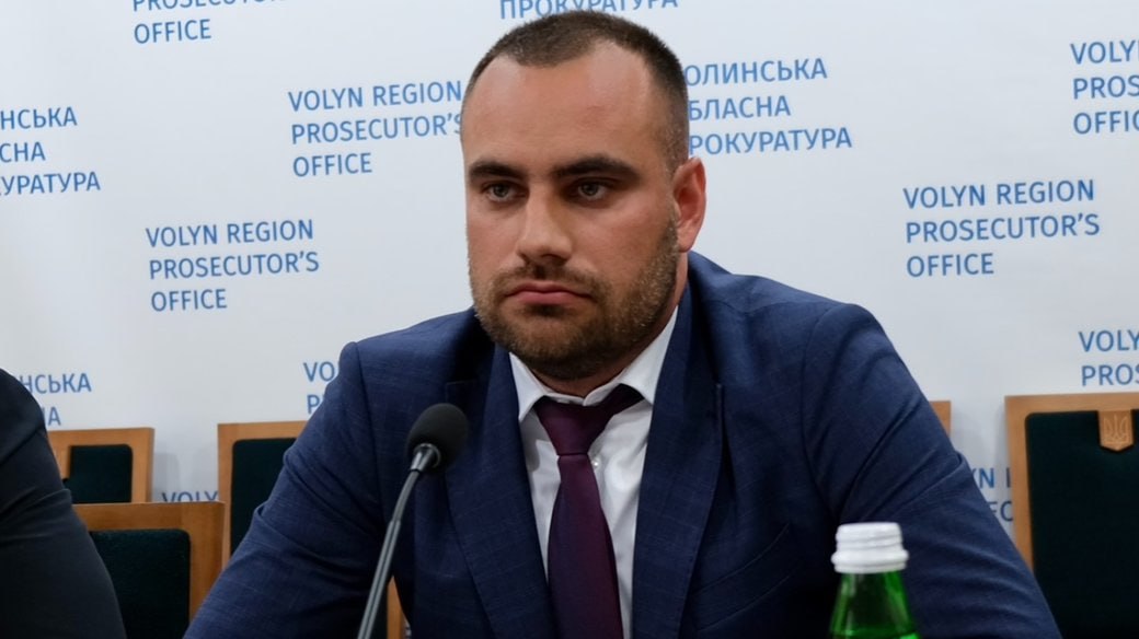 Ілюстрація до публікації «Керівник Волинської облпрокуратури Максим Роговенко задекларував Toyota Camry та 55 тисяч доларів готівкою»