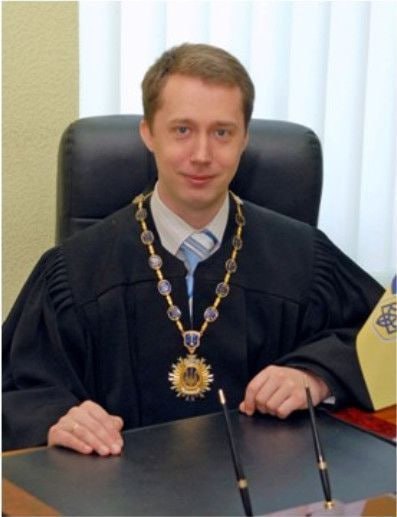 Ілюстрація до публікації «Очільник Харківського окружного адміністративного суду Михайло Спірідонов користується люксовим Genesis GV80 та тримає 75 тисяч доларів готівкою»