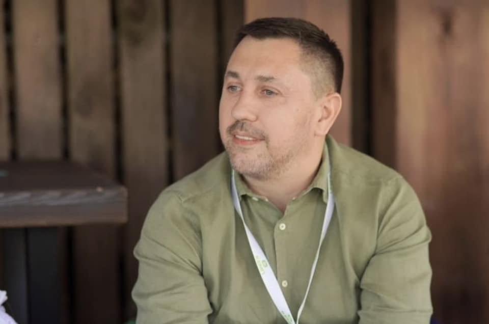 Ілюстрація до публікації «Такий собі Іван Спринський (активіст Євромайдану, волонтер АТО, керівник ГО «Рабів до Раю не пускають»), пише наступне:»