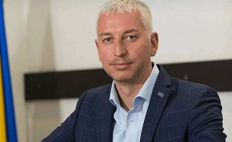 Ілюстрація до публікації «Впродовж 2024 заст. прокурора Хмельницької області Максим Кутерга та його дружина набули майна ринковою вартістю приблизно 325 тис. доларів — понад 13 млн гривень.»