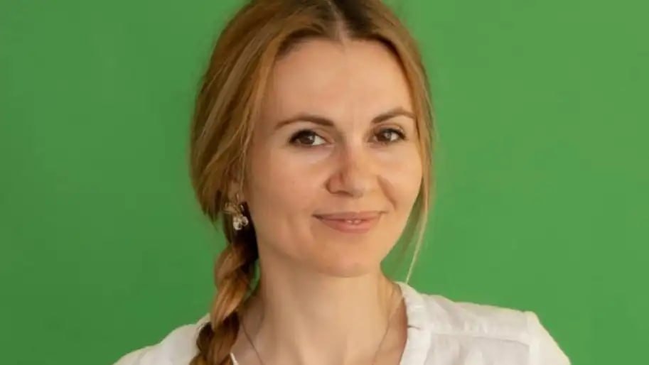 Ілюстрація до публікації «Апеляційна палата Вищого антикорупційного суду пішла на зустріч народній депутатці Анні Скороход та скасувала зобовʼязання носити електронний браслет, бо через нього вона не може…»