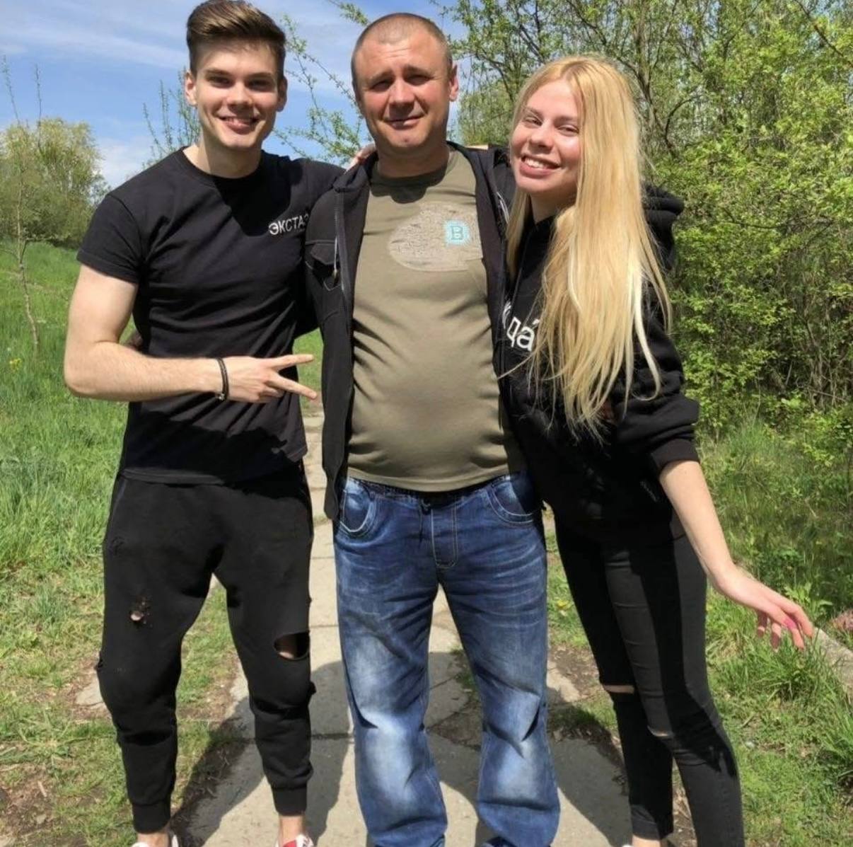 Ілюстрація до публікації «Донька керівника Надвірнянського ТЦК Ігора Калужака, який влаштував свого 26-річного сина Станіслава працювати в ТЦК, закрила соцмережі після скандалу з батьком.»