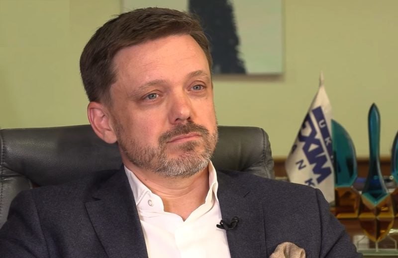 Ілюстрація до публікації «Чоловік Юлії Мецгер — Євген Мецгер — це саме той ексголова правління державного «Укрексімбанку», котрий у 2021 віддав наказ підлеглим напасти на журналістів «Радіо Свобода».»