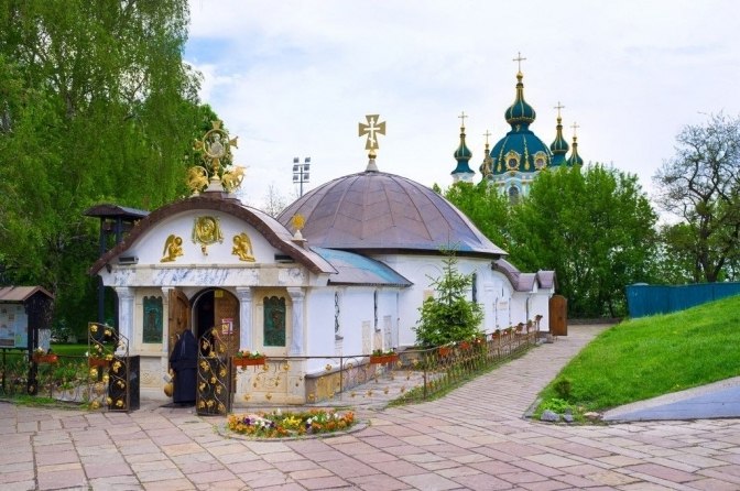 Ілюстрація до публікації «Було - Стало 😇У Києві вночі знесли «храм-МАФ», який УПЦ МП незаконно звела на території Національного музею історії України в буферній зоні ЮНЕСКО.»