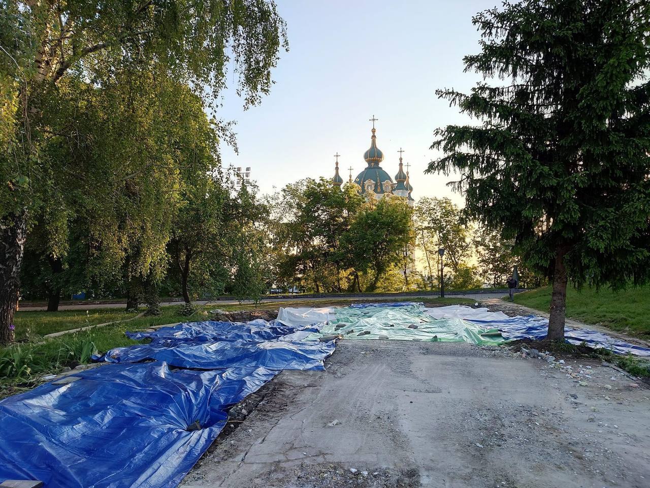 Ілюстрація до публікації «Було - Стало 😇У Києві вночі знесли «храм-МАФ», який УПЦ МП незаконно звела на території Національного музею історії України в буферній зоні ЮНЕСКО.»