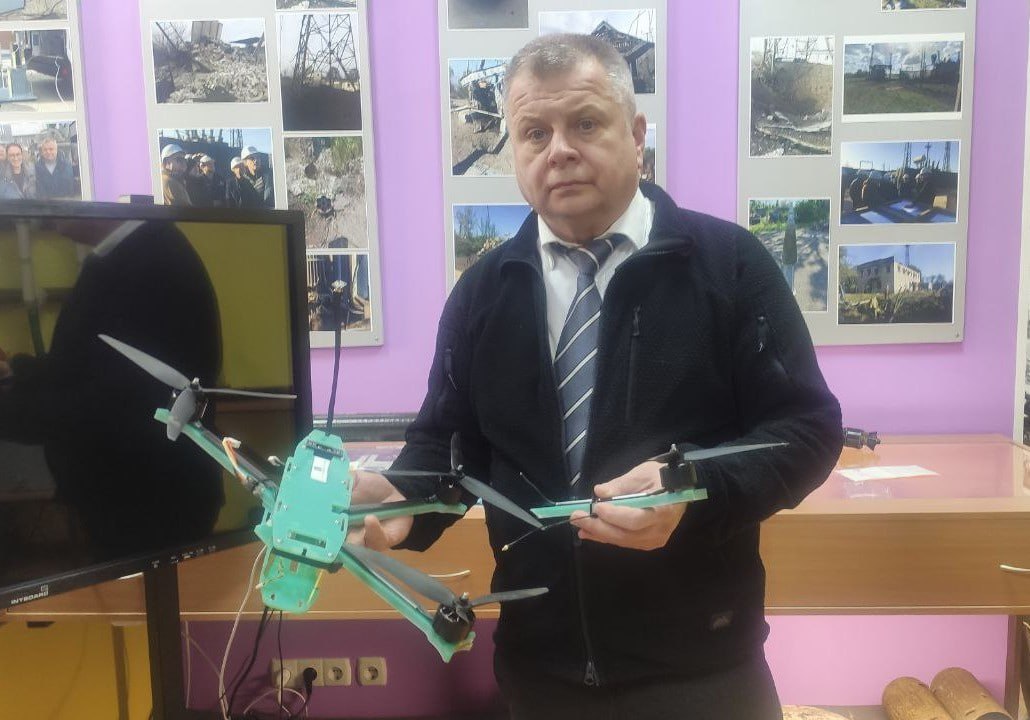 Ілюстрація до публікації «В кращих традиціях кондових комуняцких директорів підприємств — керівник АТ "Запоріжжяобленерго" Андрій Стасевський робить міні-музей з акцентом на атаки росіян.»