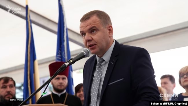 Ілюстрація до публікації «Керівник департаменту гуманітарної та соцполітики Кабінету міністрів Віталій Коблош приховує в декларації готельний номер Wyndham Dubai Marina, котрий придбала його дружина…»