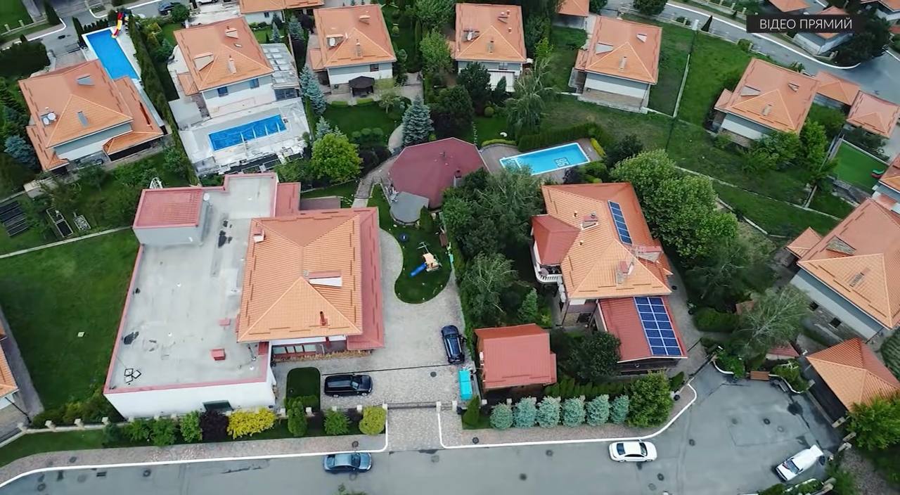 Ілюстрація до публікації «Дружина народного депутата від "Слуги народу" Юрія Кісєля після вручення йому підозри від НАБУ переписала елітний будинок під Києвом на доньку.»