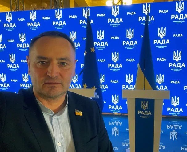 Ілюстрація до публікації «Нардеп від «Слуги народу» з Закарпаття Михайло Лаба опинився під підозрою НАБУ через «зарплати у конвертах»»
