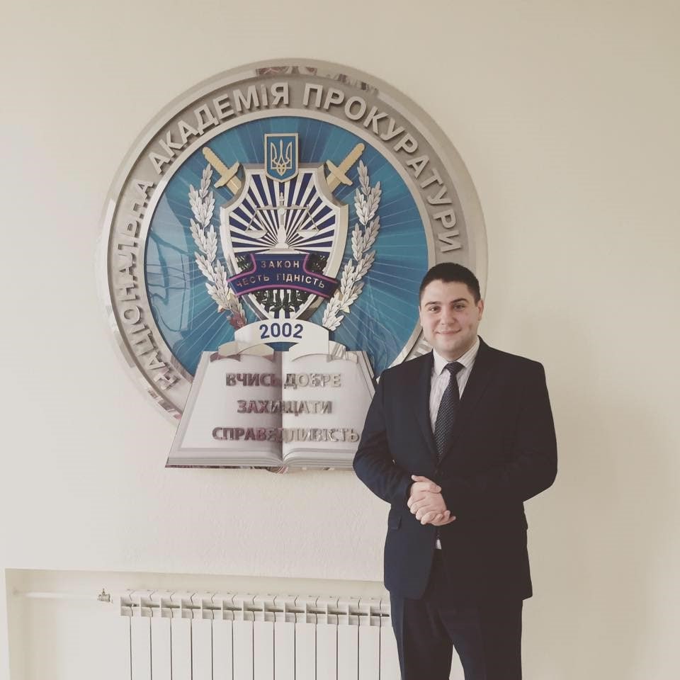 Ілюстрація до публікації «Начальник управління Офісу генпрокурора Іван Невідомий (посередник у схемах Харківської облпрокуратури) користується елітним авто під час війни»