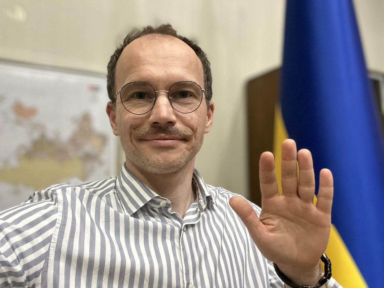 Ілюстрація до публікації «Колишній прем’єр-міністр Олексій Гончарук, який деякий час «пропрацював» у Наглядовій раді державного АТ «Укроборонпром», створив за кордоном розгалужену мережу фірм під лейблом…»