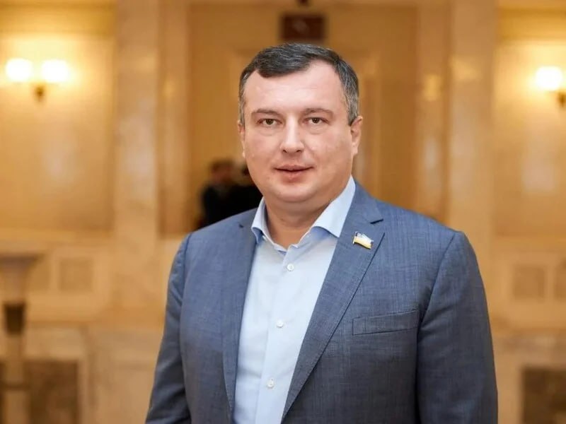 Ілюстрація до публікації «Оболонський районний суд Києва визнав нардепа від «Слуга народу» Олега Семінського батьком дитини позивачки Олександри.»