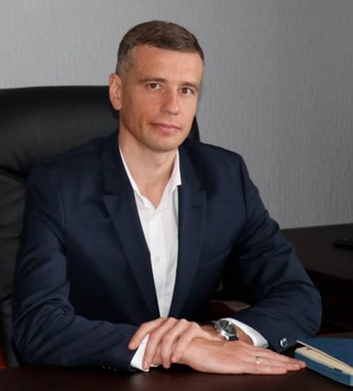 Ілюстрація до публікації «Керівник Херсонської митниці Юрій Єрмаков під час війни задекларував придбання елітного позашляховика за зниженою вартістю.»