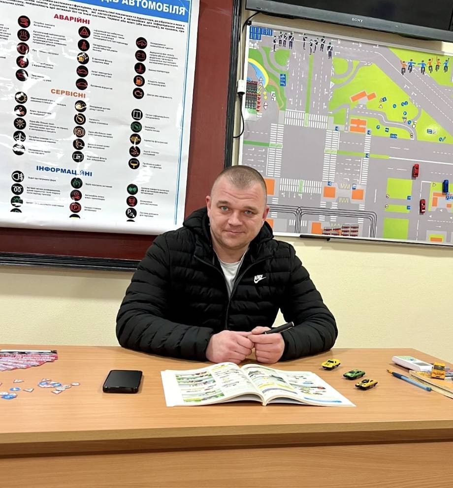 Ілюстрація до публікації «Директора автошколи ТОВ «Автоплюс-К» у Калинівці Вінницької області Руслана Семенюка підозрюють у фальсифікації даних про навчання водіїв.»