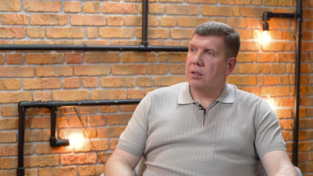Ілюстрація до публікації «Нардеп від "Слуг народу" Толік Гунько, який має вирок від ВАКС, а недавно отримав ще одну підозру у корупції, увійшов до складу робочої групи щодо реформування адвокатури»