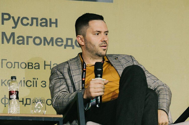 Ілюстрація до публікації «Руслан Магомедов, який до недавнього часу обіймав посаду голови Національної комісії з цінних паперів та фондового ринку (НКЦПФР), подав декларацію у зв’язку зі звільненням.»