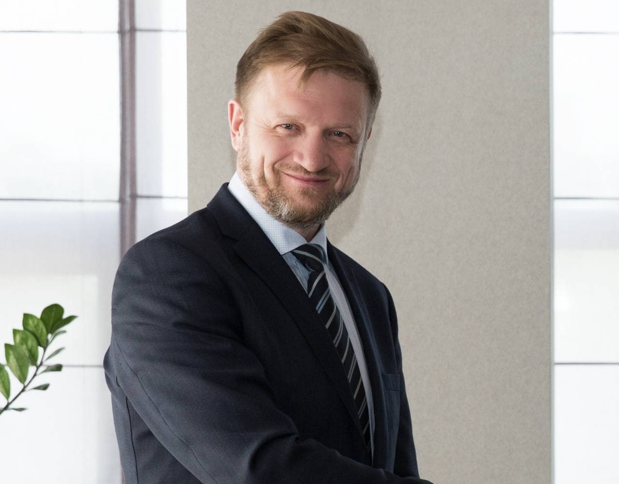 Ілюстрація до публікації «Ігор Михайлович Солнцев, який подав декларацію як член наглядової ради АТ «Завод «Арсенал», задекларував два преміальних позашляховики вартістю понад 4 млн грн та подарунок у 670…»