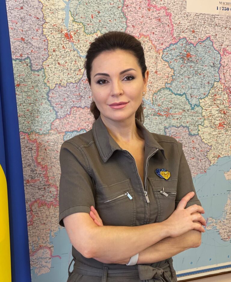 Ілюстрація до публікації «Голова Національного агентства України з питань державної служби Наталія Алюшина під час повномасштабної війни придбала собі позашляховик за 1,46 млн гривень.»