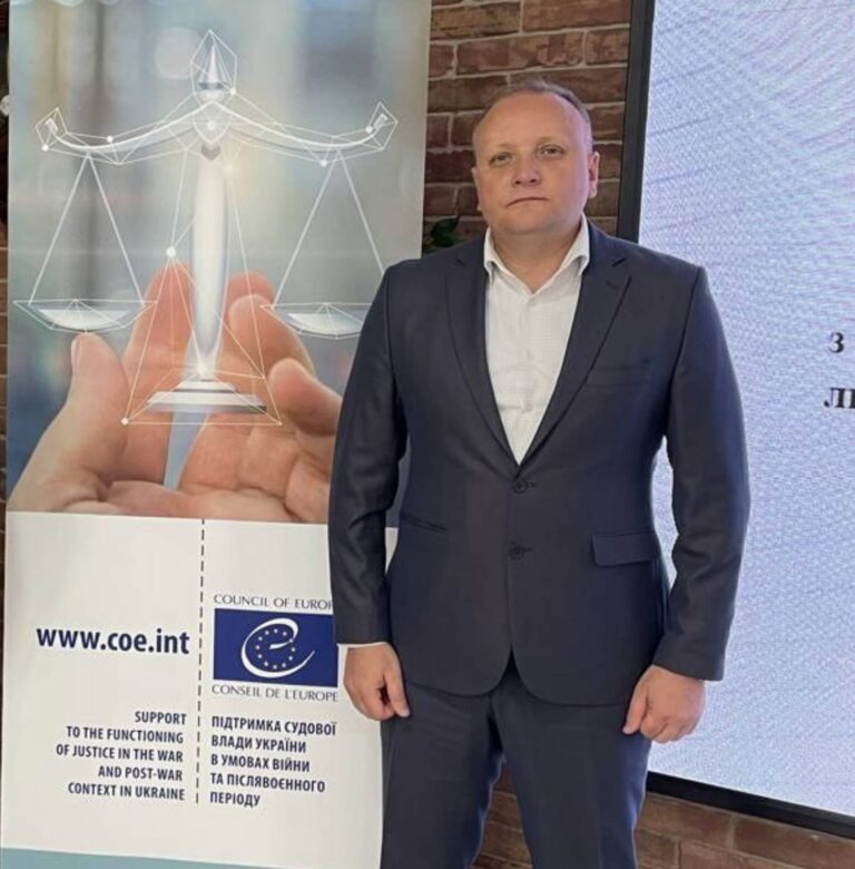 Ілюстрація до публікації «Суддя-мільйонер Суворовського райсуду Олександр Деркачов задекларував два паркомісця та стару квартиру дружини, вказана вартість якої на дату набуття становить 15 гривень!»