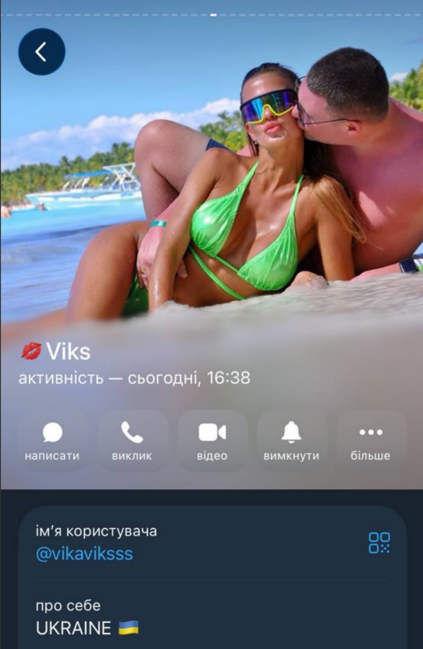 Ілюстрація до публікації «Віка, дякуємо за підписку. Тепер дізналися, що окрім цицьок ти ще і з обличчям начаклувала. До речі, витрати на хірургів треба декларувати.»