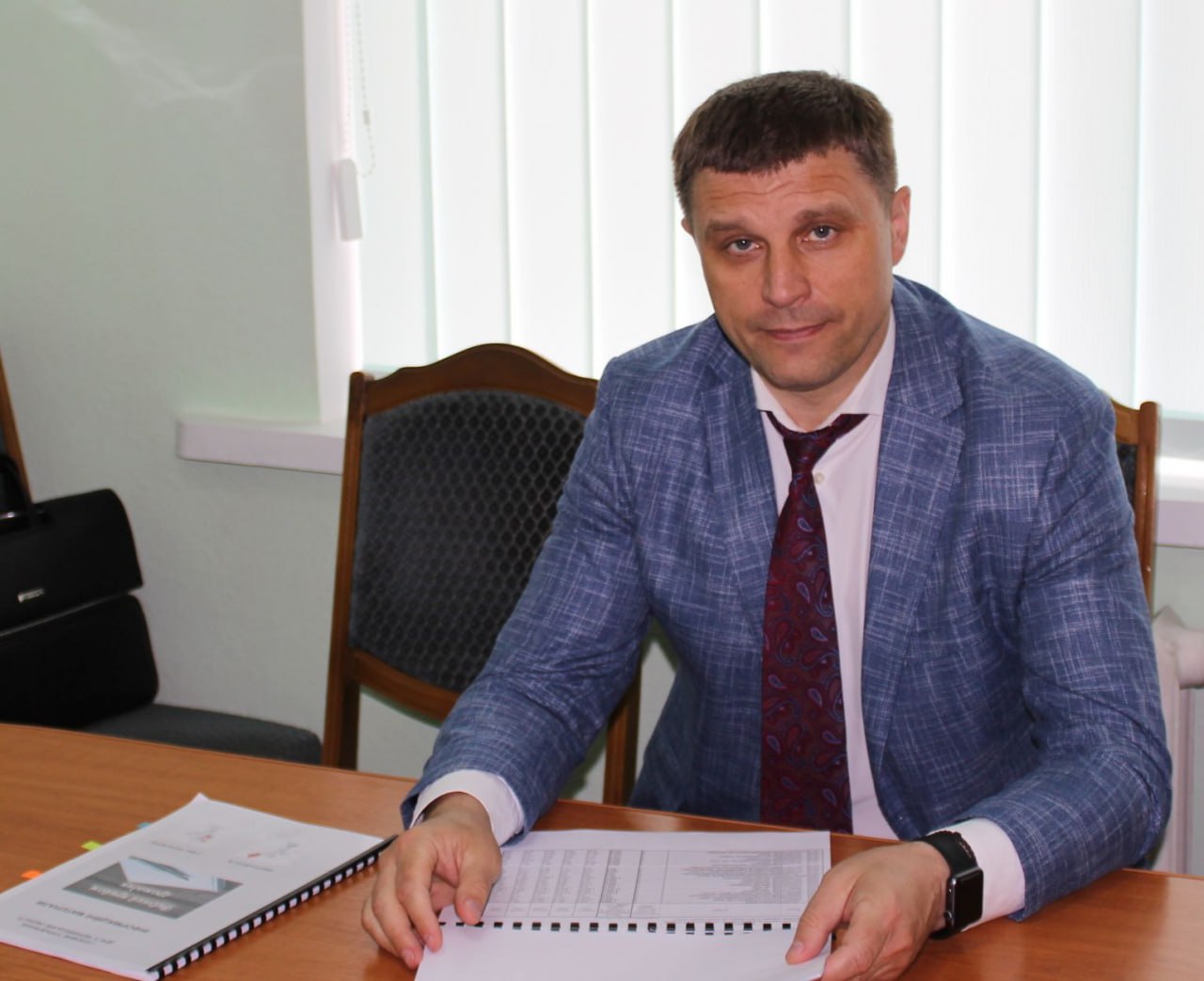 Ілюстрація до публікації «Старший аналітик БЕБ Віталій Шпак офіційно не має власного житла та авто, тому регулярно користується майном матері і тещі.»