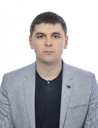 Ілюстрація до публікації «Старший аналітик БЕБ Віталій Шпак офіційно не має власного житла та авто, тому регулярно користується майном матері і тещі.»