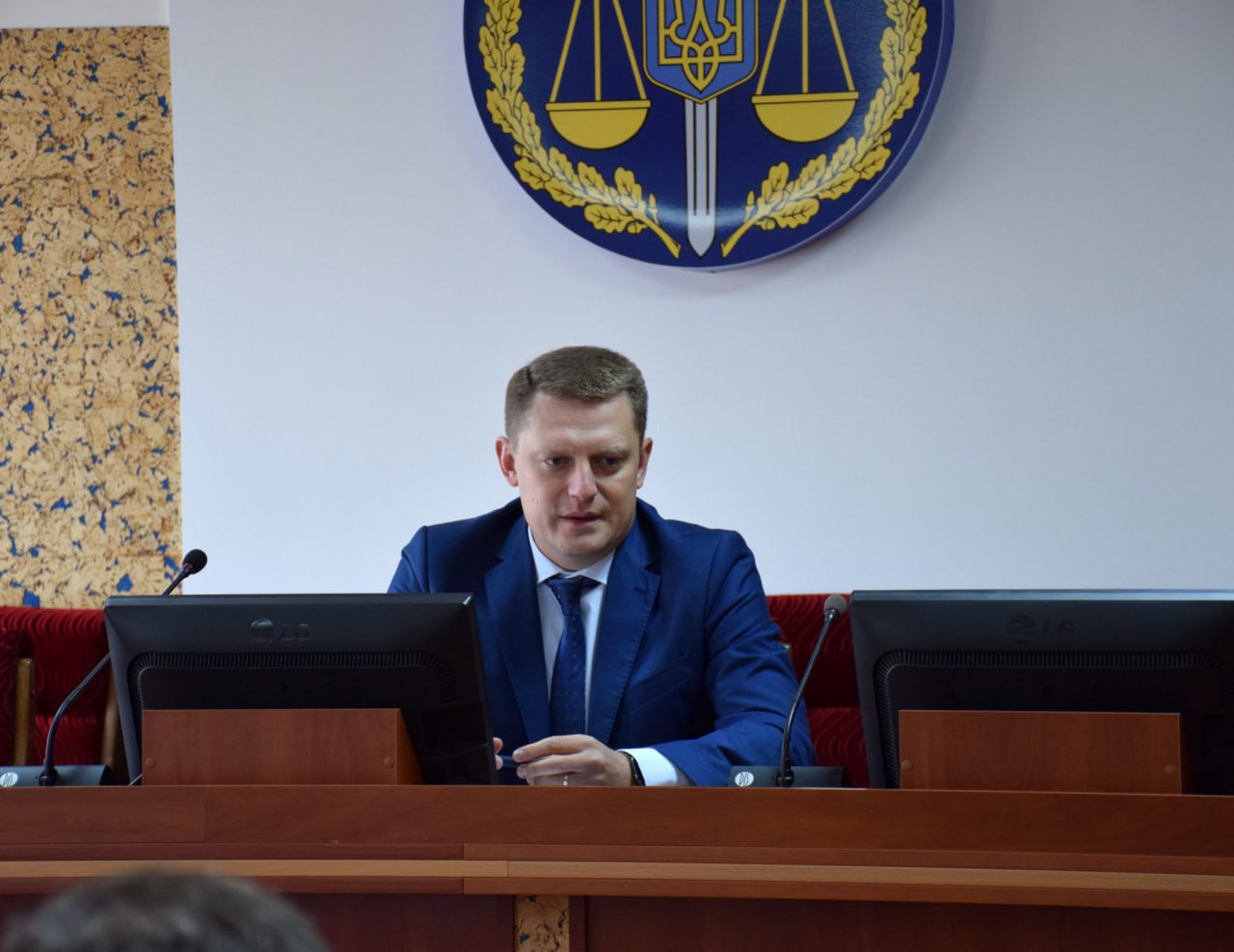 Ілюстрація до публікації «Родина першого заступника керівника Житомирської обласної прокуратури Олега Мостиховського користується нерухомістю родичів і має мільйонні заощадження.»