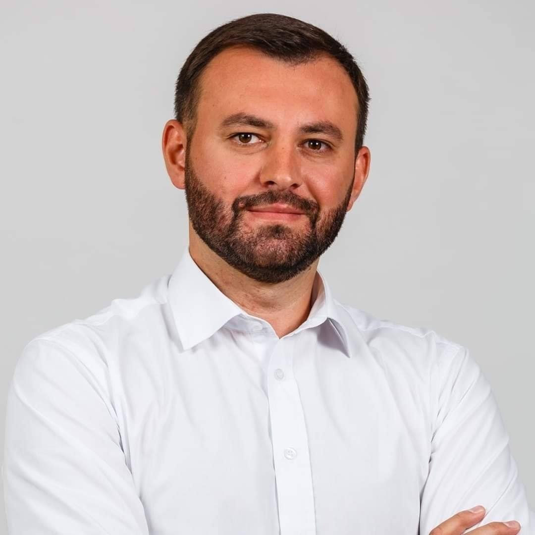 Ілюстрація до публікації «Начальник відділу контролю у сфері будівництва управління Північного офісу Державної аудиторської служби в Житомирській області Вадим Мотуз під час війни придбав преміум авто за…»