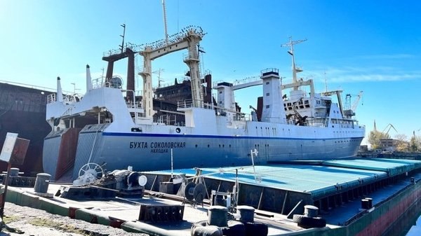 Ілюстрація до публікації «ВАКС за позовом Мін'юсту стягнув на користь держави риболовецький траулер "Бухта Соколовская", який належав холдингу підсанкційного російського олігарха Олександра Верховського.»