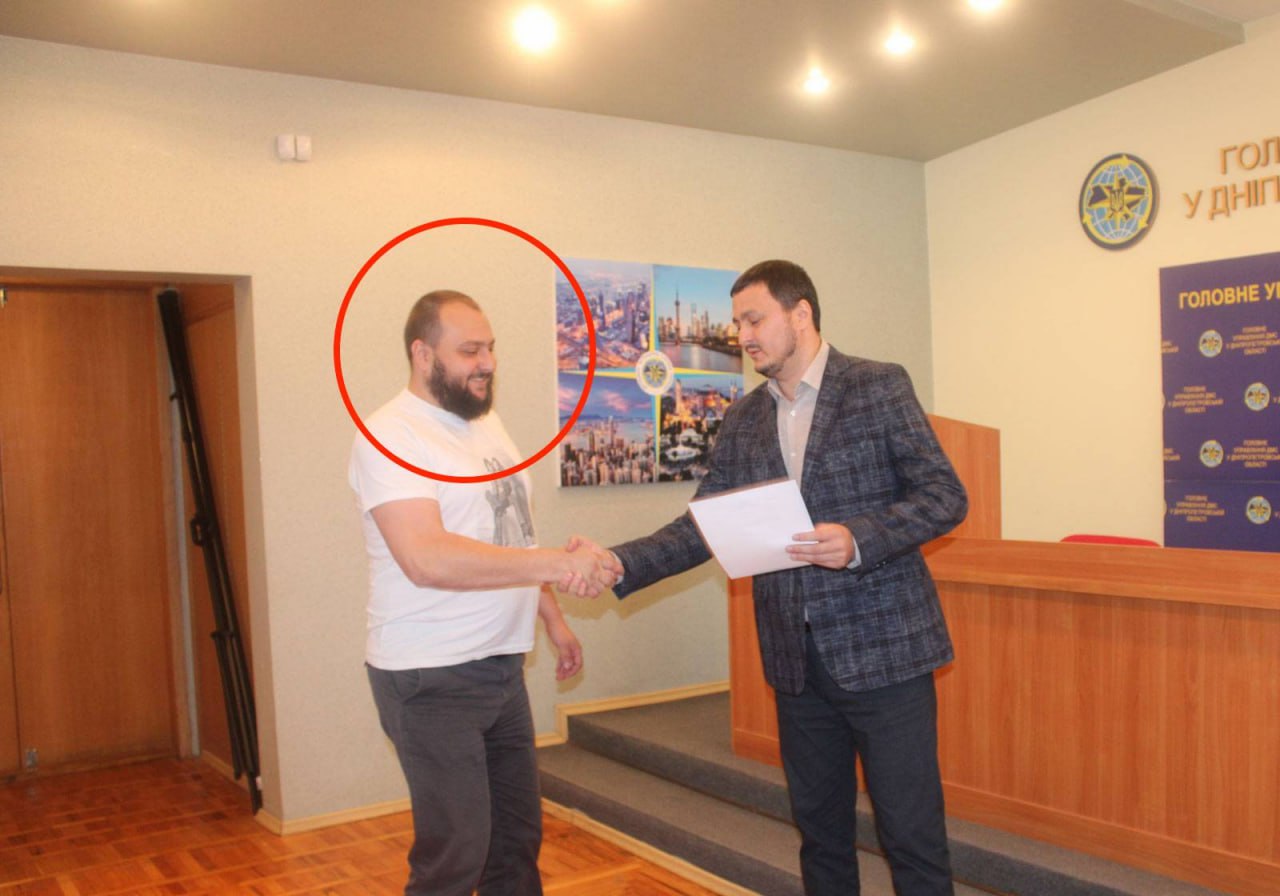 Ілюстрація до публікації «Т.в.о. першого заступника начальника управління ДМС у Дніпропетровській області Максим Деркач приховав дані про нерухоме майно та грошові активи, а також придбав позашляховик на…»
