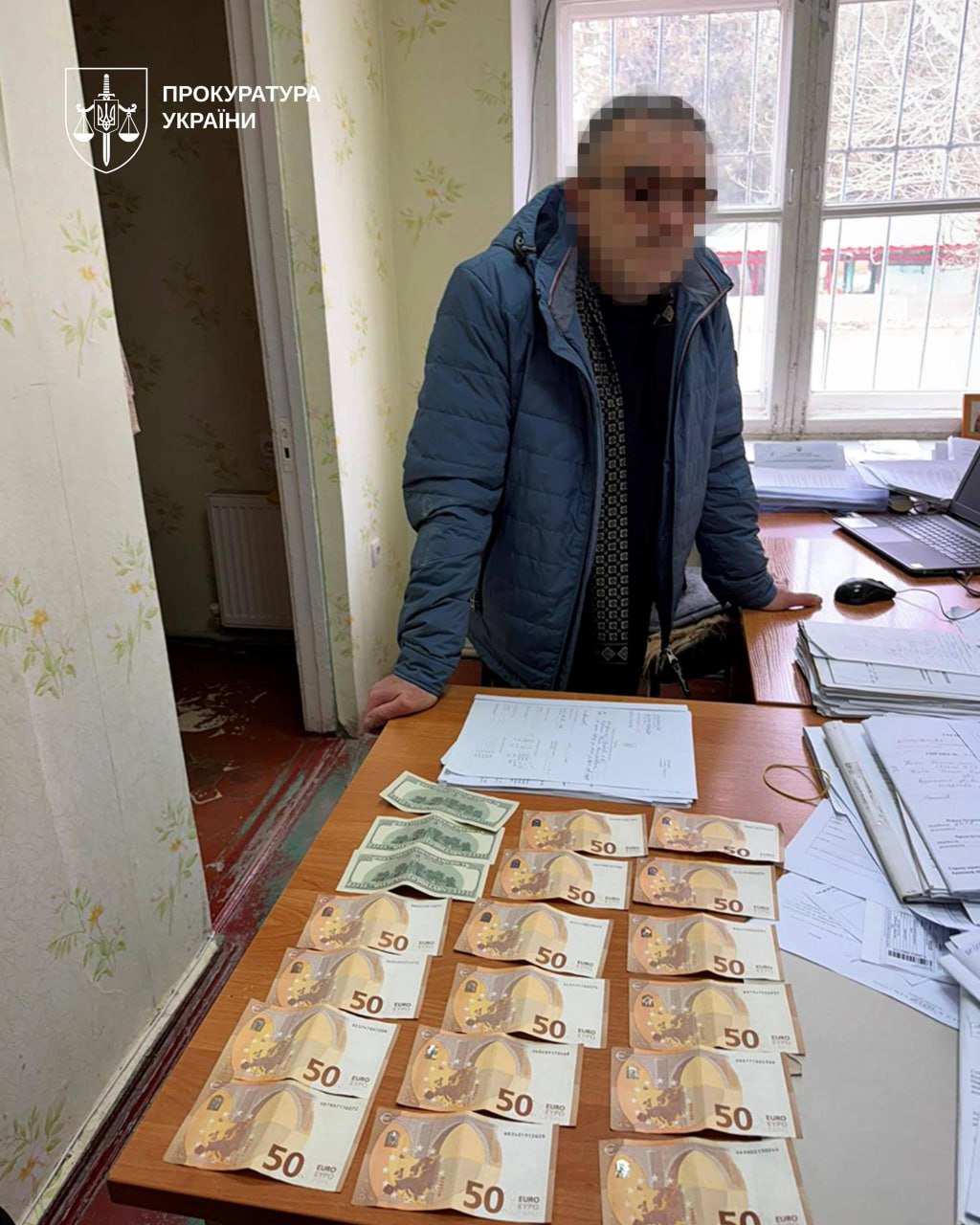 Ілюстрація до публікації «Суддю Ренійського райсуду Одеської області Івана Бошкова затримали на хабарі 800 євро та 300 доларів за рішення у справі про контрабандні цигарки.»