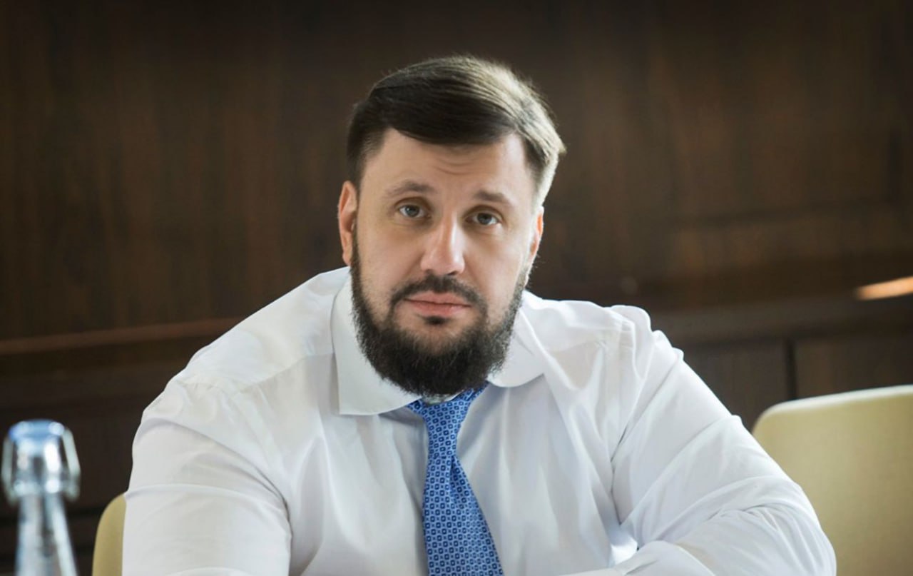 Ілюстрація до публікації «Кандидата на посаду керівника Державної митниці Владислава Суворова просувають на посаду колишній міністр доходів і зборів Олександр Клименко та колишній голова Державної митної…»