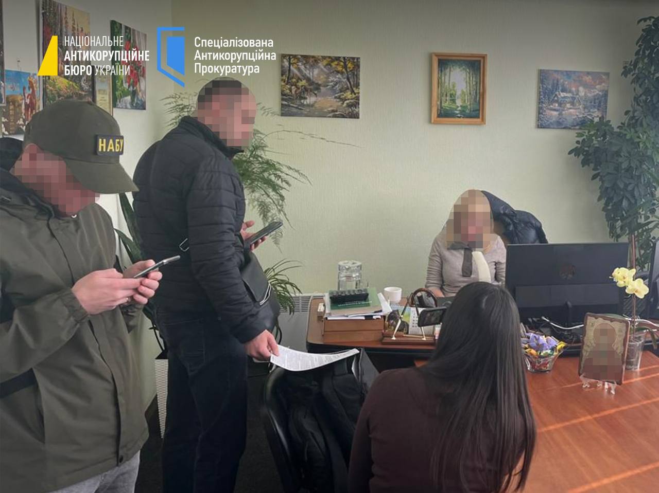 Ілюстрація до публікації «Вимагала 2 млн гривень — НАБУ викрили начальницю одного з управлінь ДПС Сумщини»