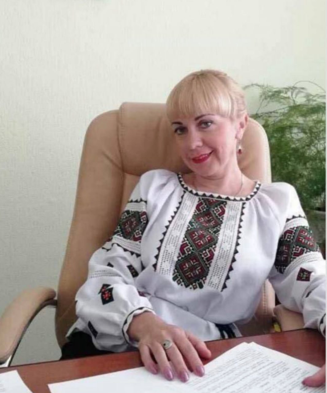 Ілюстрація до публікації «Начальниця управління податкового аудиту ДПС у Сумській області Людмила Дядченко, котра отримала підозру за вимагання 2 млн гривень, отримала допомогу на поховання від Пенсійного…»