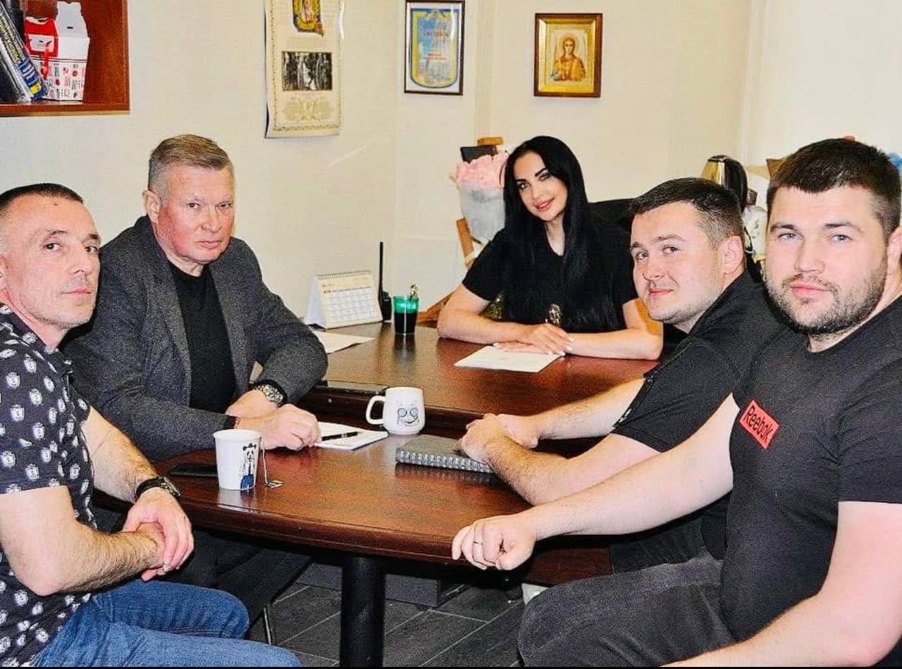 Ілюстрація до публікації «надали достатньо часу для сумського ДБРвця Кирила Гребенюка та слідчої поліції Оксани Карпової, щоб вони зробили зміни в деклараціях та вказав фактічні відносини, але вони цього…»