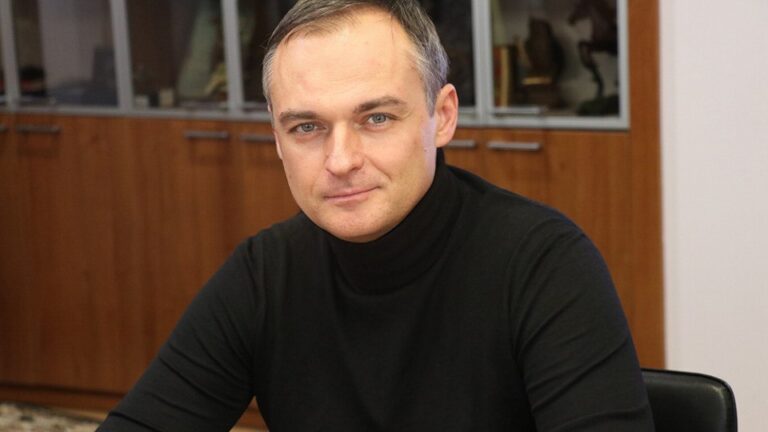 Ілюстрація до публікації «Заступник голови Київського райсуду Одеси Володимир Петренко (ОЗУ Сергій Чванкін) у своїй декларації майже все майно вказав оформленим на дітей, тещу та дружину-суддю, котра…»