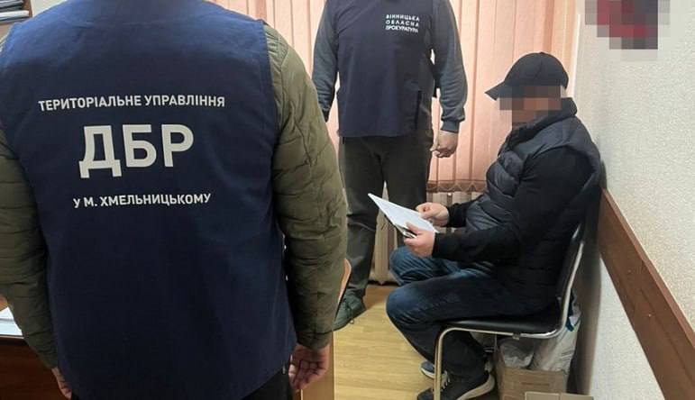 Ілюстрація до публікації «На Вінниччині керівника Літинської виправної колонії №123 підозрюють у безпідставному нарахуванні собі щомісячних премій у розмірі від 200% до 400% окладу.»
