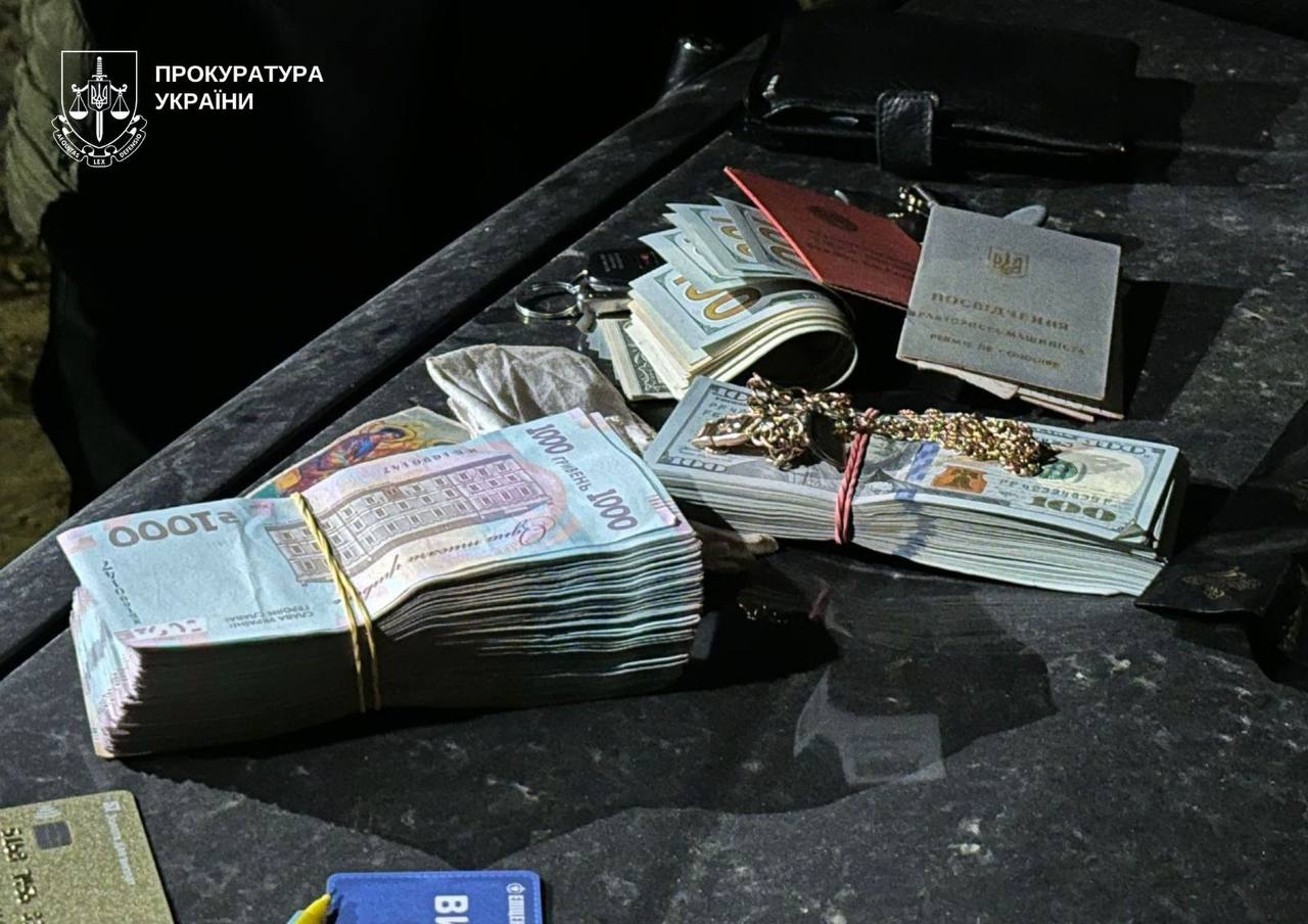 Ілюстрація до публікації «Керівника обласної федерації боксу підозрюють в організації схеми виїзду за кордон через фіктивне бронювання та відрядження»