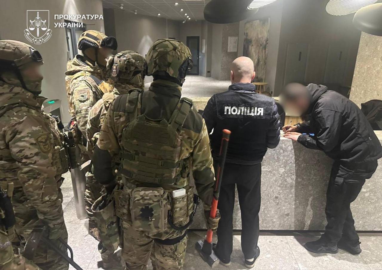 Ілюстрація до публікації «Керівника обласної федерації боксу підозрюють в організації схеми виїзду за кордон через фіктивне бронювання та відрядження»