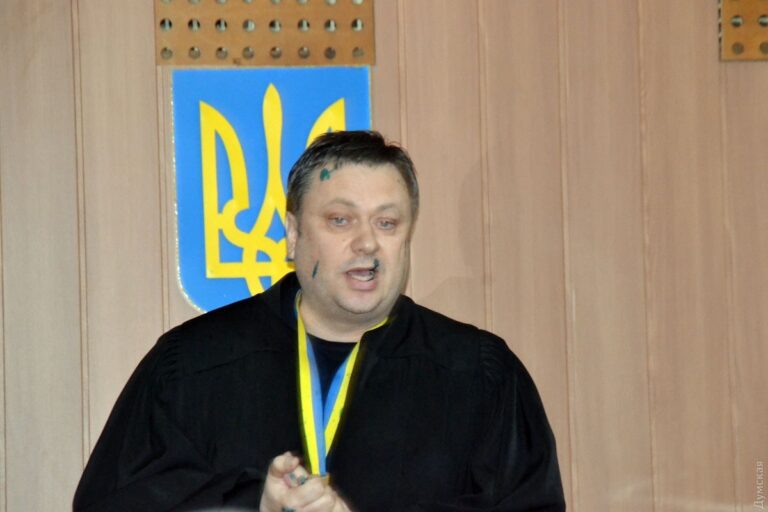Ілюстрація до публікації «Суддя Малиновського райсуду Одеси Дмитро Передерко, котрий був одним з трійки, що виправдала мера Геннадія Труханова, під час війни отримав від свого батька 1 млн гривень у…»
