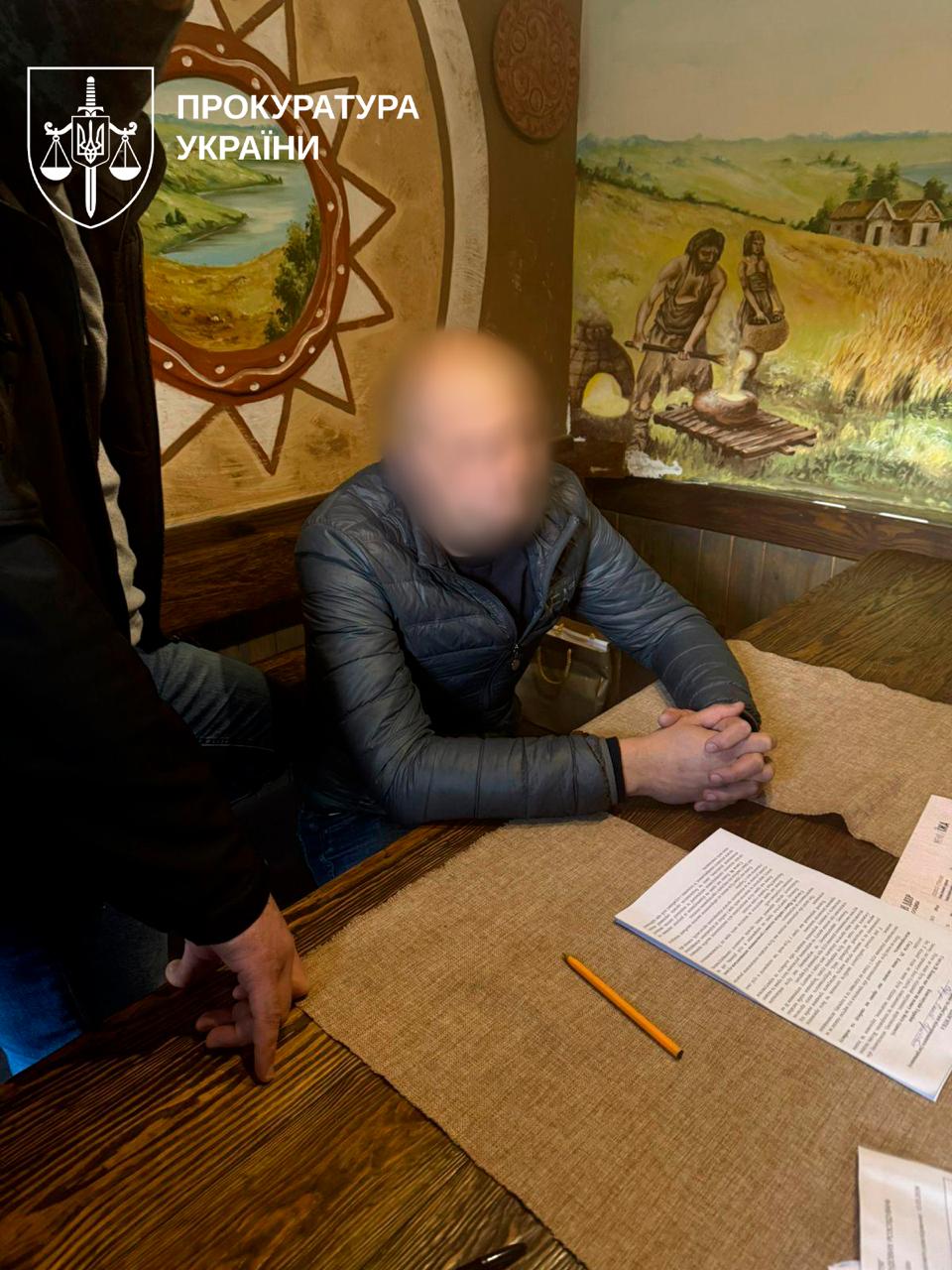 Ілюстрація до публікації «Заступник директора департаменту екологічної безпеки АТ «Укрзалізниця» вимагав від представника підприємства з виробництва гранітної продукції на Хмельниччині 100 тис. доларів за…»
