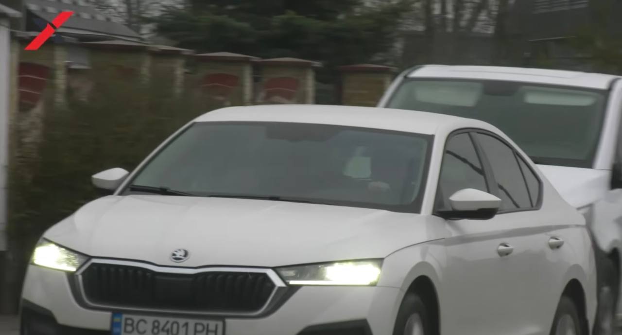 Ілюстрація до публікації «Начальник відділу внутрішньої безпеки Львівської митниці Юрій Пшеничний живе в розкішному будинку та їздить на авто із «лівими» номерами»