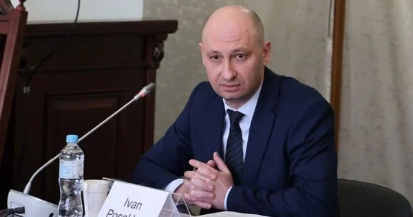 Ілюстрація до публікації «Але суддя Воронкін ще, нібито, готовий ухвалити виправдувальний вирок за 20–30 тис. доларів. 25 грудня 2025 поблизу офісу АО «Цулаія, Горбатенко та партнери» адвокат Горбатенко…»
