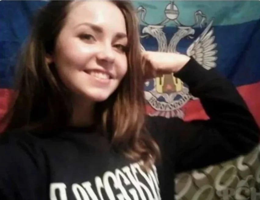 Ілюстрація до публікації «25-річна блогерка Євою Коршик у 2014 підліткою жила в окупованому Луганську, фотографувалась на фоні прапора так званої ЛНР та у футболці «Я русский».»