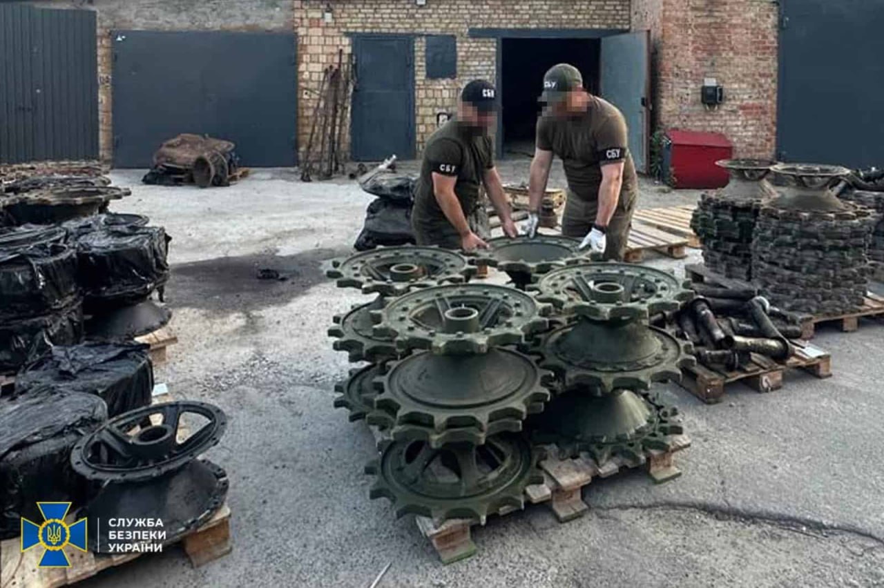 Ілюстрація до публікації «Харківський бізнесмен Ілля Левінсон організував схему розкрадання на сотні мільйонів гривень у оборонці та постачав запчастини для російських бомбардувальників і ППО. 🔍 Мова про…»